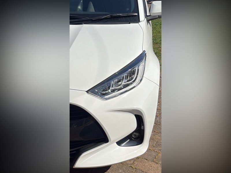 White Toyota Yaris 1.5 VVT-h Design Hatchback 5dr Petrol Hybrid E-CVT Euro 6 s/s 116 ps